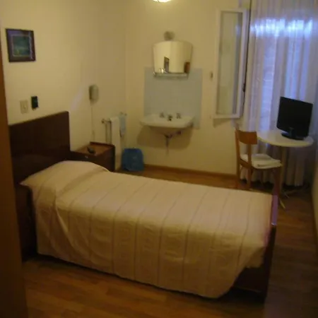 Adelia Hotel 2*
