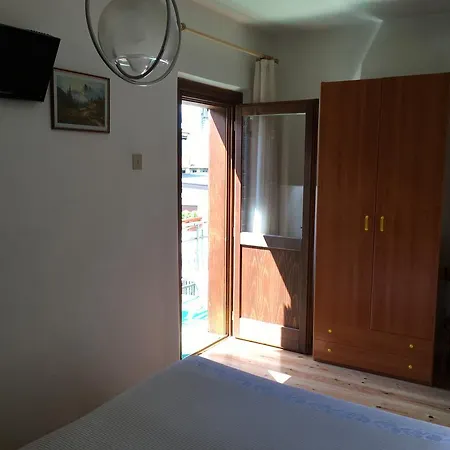 Отель Adelia 2*